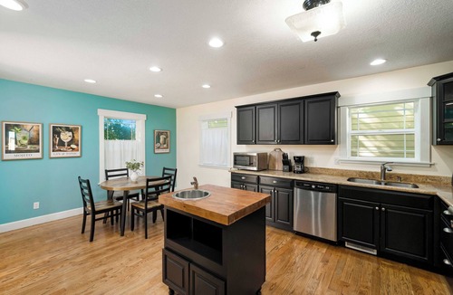 Sunnyside House | 5 BD/3.5BA -Arcade-WFH Desks-Pool/Pingpong Table