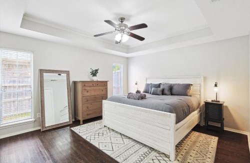 Flower Mound House | 5-BD 3-BA Serene Retreat in Heart of Flower Mound