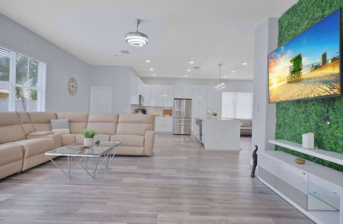 Miami Lakes House | 5-BD,5-BA Tropical Oasis - Pool, Patio, Fun