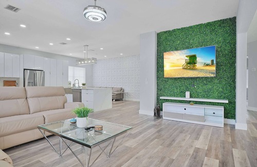 Miami Lakes House | 5-BD,5-BA Tropical Oasis - Pool, Patio, Fun