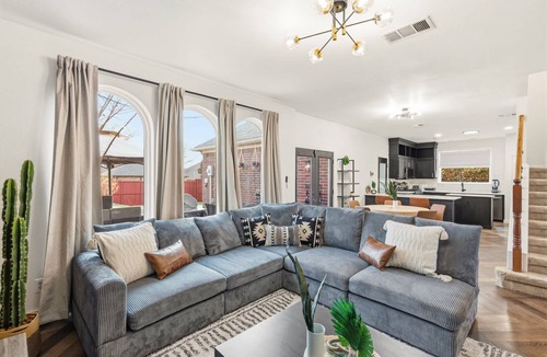 Far North Dallas House | 5-BD Getaway w/Pool, Patio, Firepit | Mins to DT