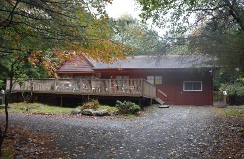 Lake Harmony Estates House | 5 Bdr Cabin Game rm Large Deck Fireplace FireTable