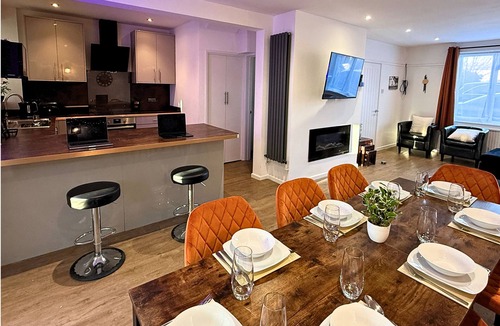Arbury House | 5 BDR Home, Sleeps 9, Parking x4