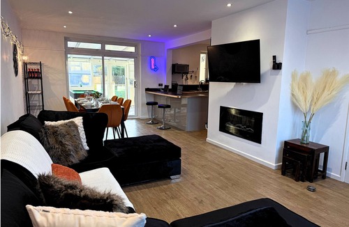 Arbury House | 5 BDR Home, Sleeps 9, Parking x4