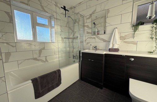 Arbury House | 5 BDR Home, Sleeps 9, Parking x4