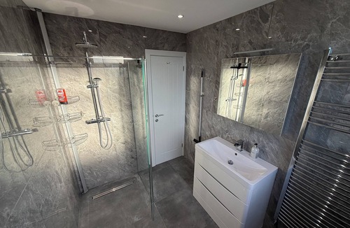 Arbury House | 5 BDR Home, Sleeps 9, Parking x4