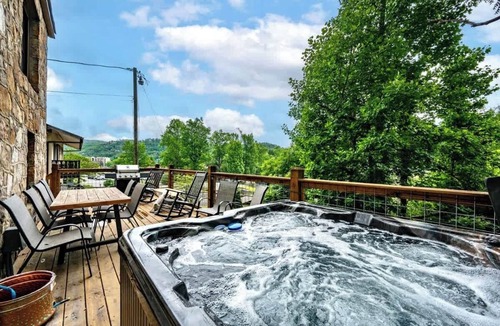 Gatlinburg Cottage | 5 Bdrm/1940's Cottage/Walk to Downtown/Hot Tub