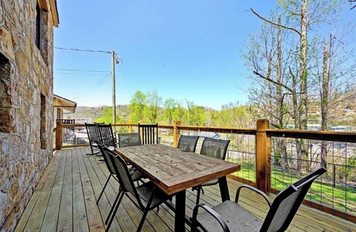 Gatlinburg Cottage | 5 Bdrm/1940's Cottage/Walk to Downtown/Hot Tub