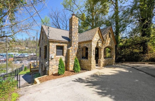 Gatlinburg Cottage | 5 Bdrm/1940's Cottage/Walk to Downtown/Hot Tub