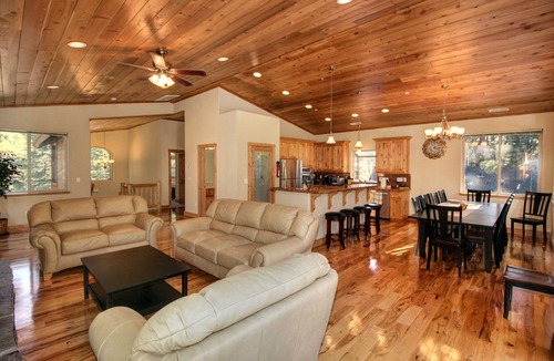 Pioneer Trail Ski Chalet | 5 Bdrm Chalet W/Hot Tub/wifi/PoolTable/Off Pioneer/April Special/Max 10 Guests