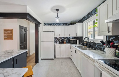 Keswick House | 5 bdrm house with pool & private beach