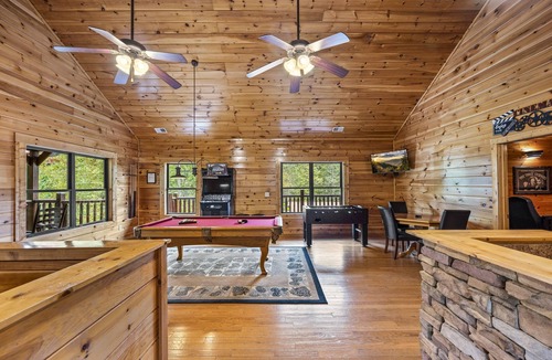 Gatlinburg Cabin | 5 bdrm |Theater |Gameroom| Hot Tub | Arcade
