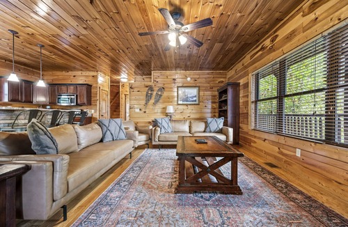 Gatlinburg Cabin | 5 bdrm |Theater |Gameroom| Hot Tub | Arcade