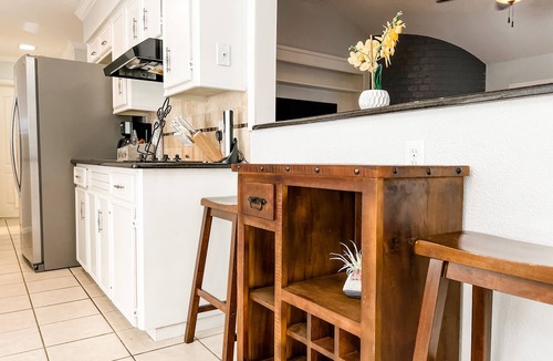 South Side House | 5 BDRMS. Corp or Vacay. Centrally Located. Ample