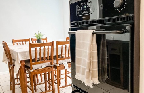 South Side House | 5 BDRMS. Corp or Vacay. Centrally Located. Ample