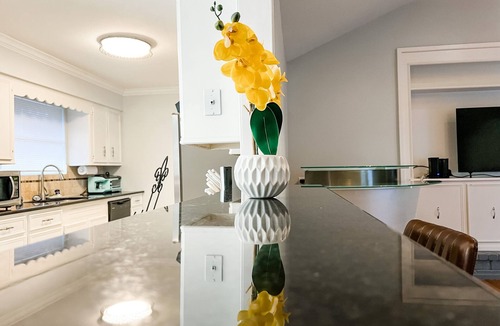 South Side House | 5 BDRMS. Corp or Vacay. Centrally Located. Ample