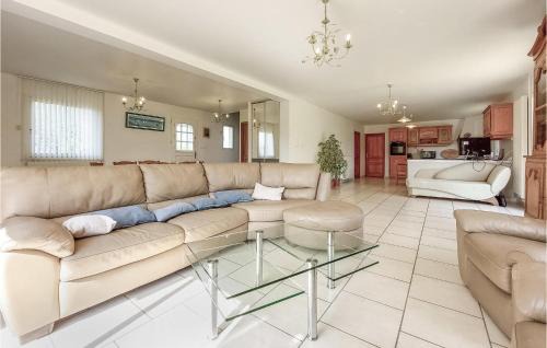 Saint-Pierre-de-Varengeville House | 5 Bedroom Pet Friendly Home In St Paer