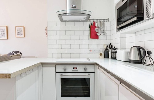 Comely Bank Apartment | 5*Beautiful&Vintage, spacious in chic location!