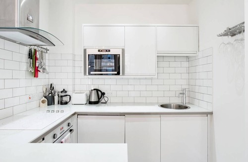 Comely Bank Apartment | 5*Beautiful&Vintage, spacious in chic location!