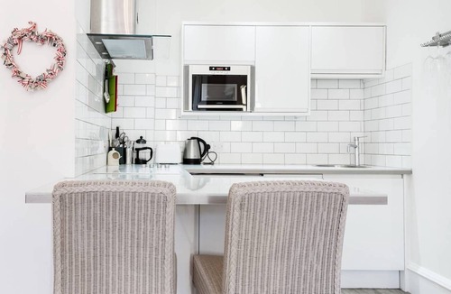 Comely Bank Apartment | 5*Beautiful&Vintage, spacious in chic location!