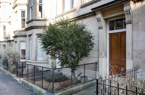 Comely Bank Apartment | 5*Beautiful&Vintage, spacious in chic location!