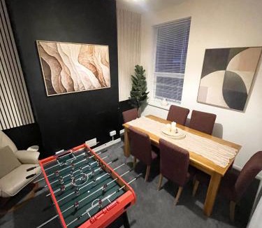 Roath House | 5 Bed 2 Bath - Cardiff Central Getaway - Free Parking