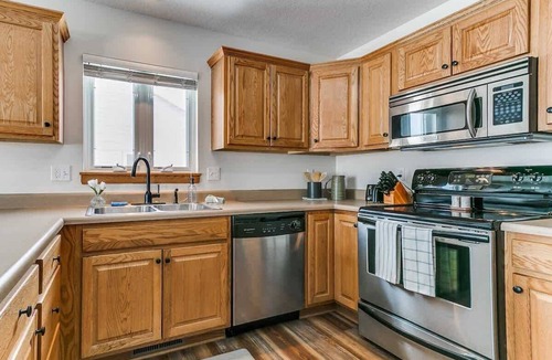 Ames House | 5 Bed 2 Bath/Modern Large Home