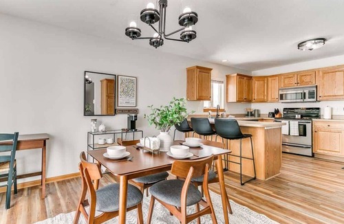 Ames House | 5 Bed 2 Bath/Modern Large Home