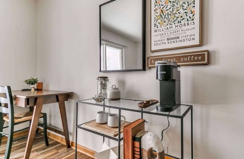 Ames House | 5 Bed 2 Bath/Modern Large Home