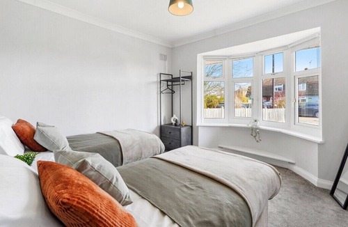 Chelmsford House | 5 Bed - 2 Bath - Detached house - Parking for 4