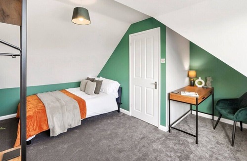 Chelmsford House | 5 Bed - 2 Bath - Detached house - Parking for 4