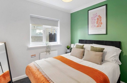 Chelmsford House | 5 Bed - 2 Bath - Detached house - Parking for 4