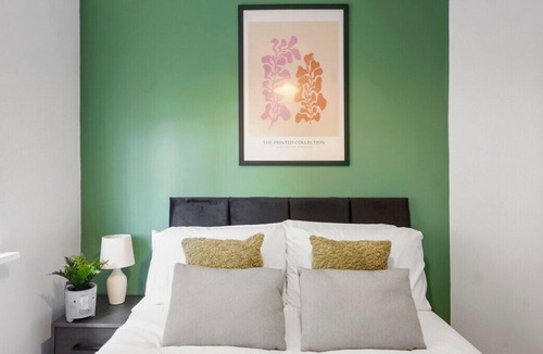 Chelmsford House | 5 Bed - 2 Bath - Detached house - Parking for 4