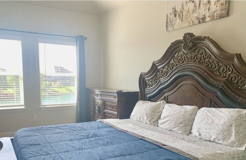 Missouri City House | 5 bed 3.5 bath Peaceful Lake House Mansion