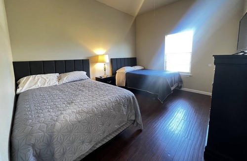 Five Points House | 5 bed 3 bath home - 5 min drive to downtown