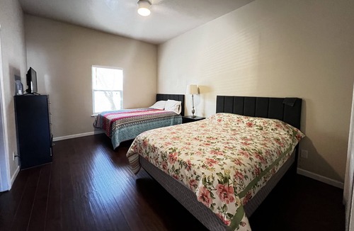 Five Points House | 5 bed 3 bath home - 5 min drive to downtown