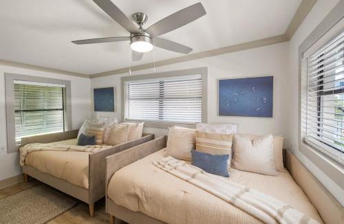 Spring Hill House | 5 Bed 3 Bath Waterfront Pool! Great for families!