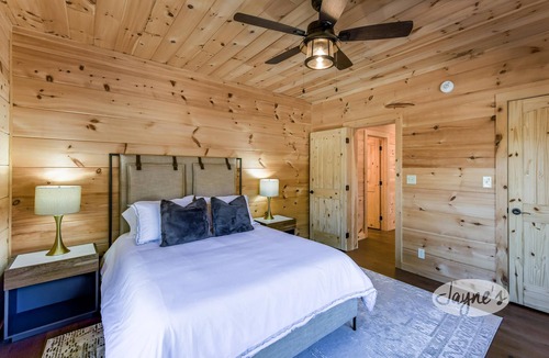 Penetanguishene Cottage | 5 bed 4 bath cottage on Georgian Bay