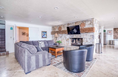 Roads End House | 5-Bed, 5-Bath Oceanfront home has Beach Access, Panoramic Roads End Views!