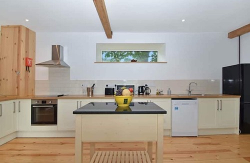Birchington House | 5 Bed Barn Conversion - with private hot tub!