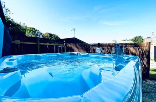 Birchington House | 5 Bed Barn Conversion - with private hot tub!