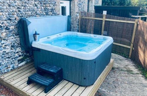 Isle of Thanet House | 5 Bed Barn Conversion - with private hot tub