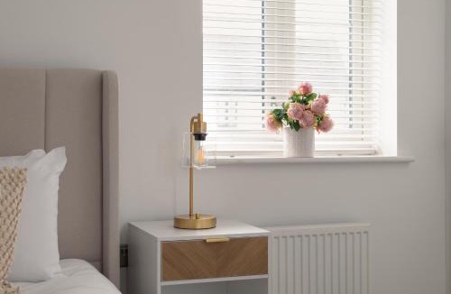 Bletchley Apartment | 5 bed detached Contractors Parking Long Stays