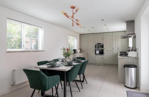 Bletchley Apartment | 5 bed detached Contractors Parking Long Stays