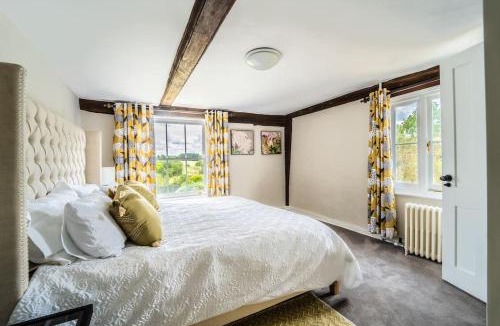 Harlow House | 5 Bed Farmhouse Suitable for Contractors Private Parking