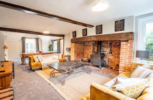 Harlow House | 5 Bed Farmhouse Suitable for Contractors Private Parking