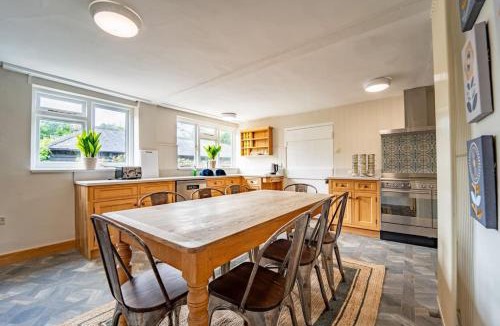 Harlow House | 5 Bed Farmhouse Suitable for Contractors Private Parking