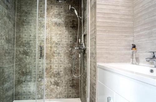 Harlow House | 5 Bed Farmhouse Suitable for Contractors Private Parking