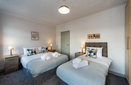 Llanelli Apartment | 5 Bed Home - Parking - Ideal for Contractors