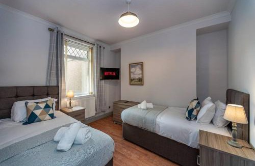 Llanelli Apartment | 5 Bed Home - Parking - Ideal for Contractors